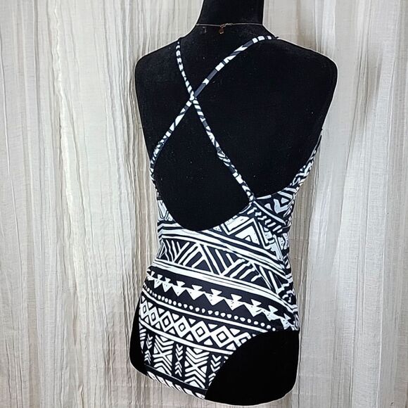 Ekouaer Cage Front Black/White Tribal Print One-piece Swimsuit - Picture 13 of 16